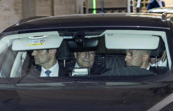 Primer ministro, Mario Draghi, en su desplazamiento al palacio del Quirinal para reunirse con el presidente.