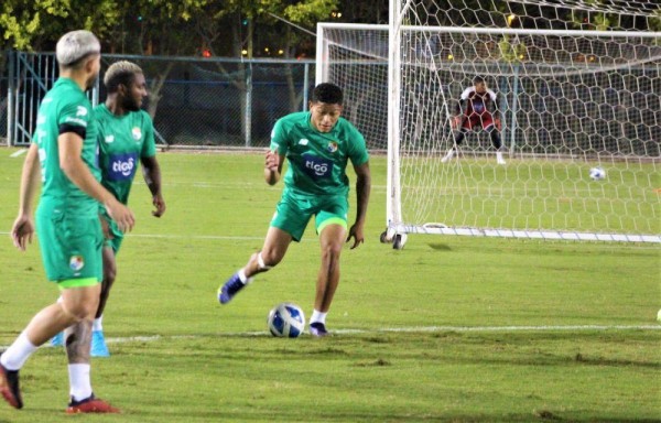 El equipo entrenó en la cancha del club Shabab Al-Ahli.