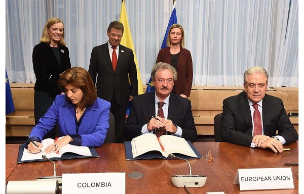 Ministra de Relaciones Exteriores de Colombia, María Ángela Holguín (i) en la ceremonia de firma de un acuerdo entre la UE y Colombia.