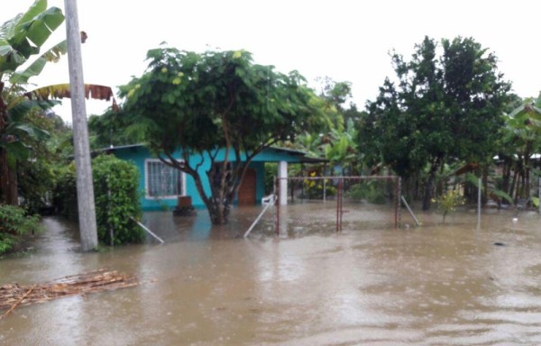 Las casas se anegaron en agua ante la crecida del río.