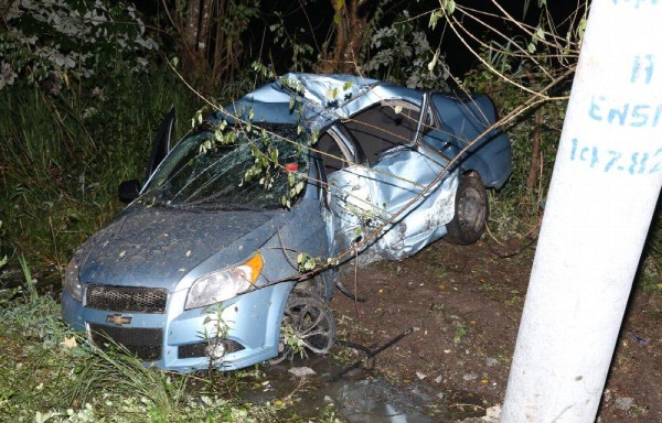 Policía viajaba en un vehículo sedán Chevrolet Aveo cuando perdió el control y se estrelló.