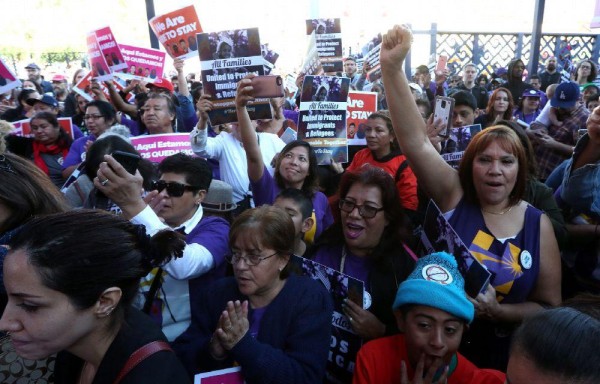 Cientos de manifestantes protestan en California por los derechos de los inmigrantes y contra el presidente electo Donald Trump.