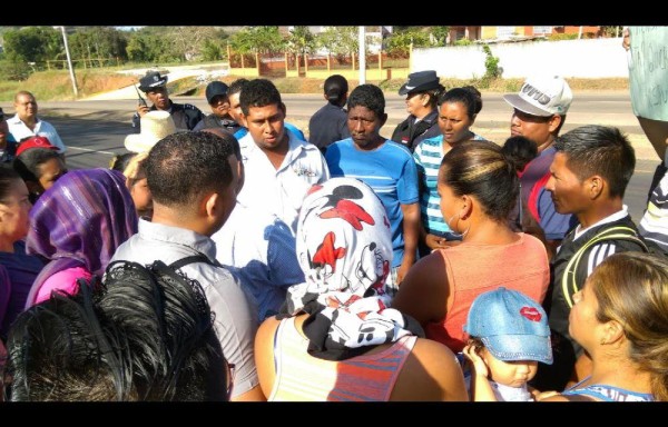 Dialogan con las autoridades.