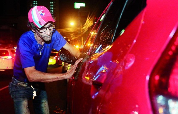Tribaldos entrenó a un muchacho llamado Arturo Simons(fallecido) para un concurso en Sábado Gigante.