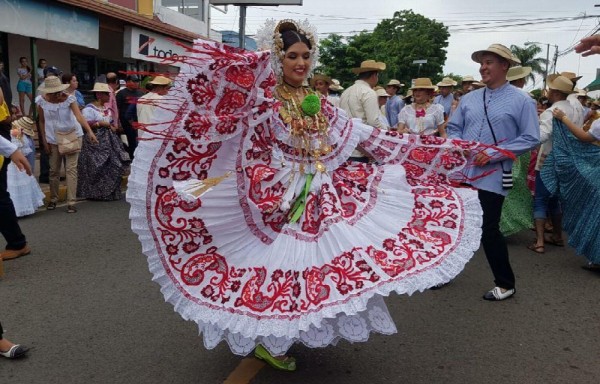 María Gabriela Cano desfila en su pueblo como reina de la pollera