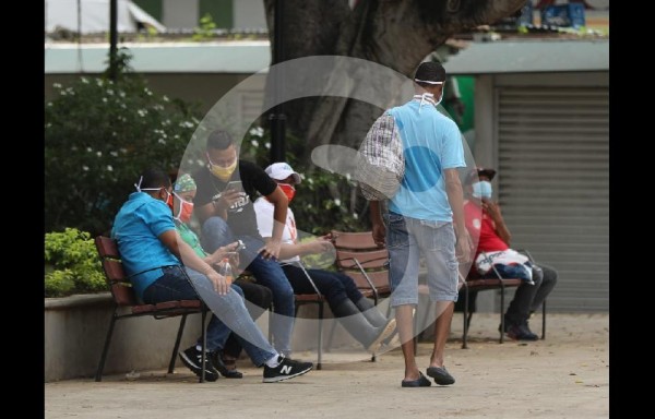 ¡Parece diciembre! Mucha gente en la calle y haciendo mal uso de las mascarillas