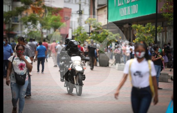 ¡Parece diciembre! Mucha gente en la calle y haciendo mal uso de las mascarillas
