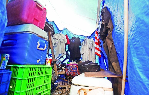 Una carpa es su refugio en medio de la pandemia