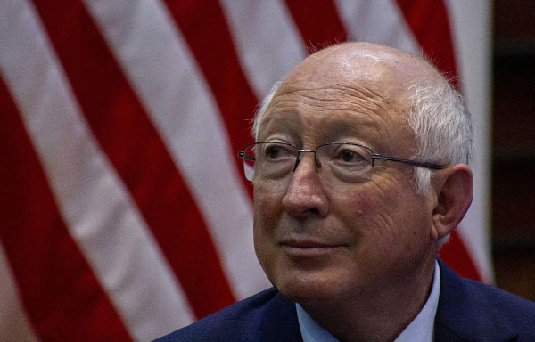 Ken Salazar extendió sus condolencias por el fallecimiento de 14 elementos de la Semar durante el operativo.
