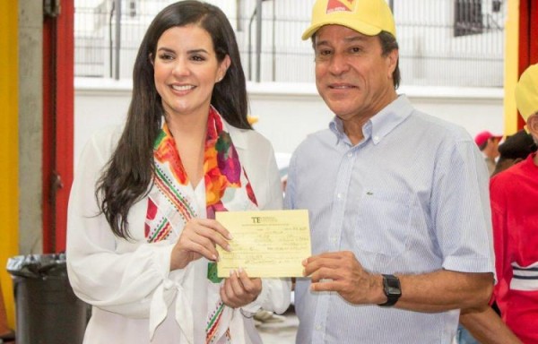 Judy Meana juanto a Francisco Pancho Alemán, presidente del Molirena.