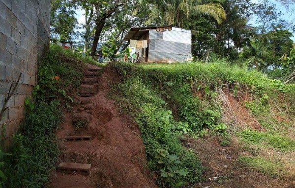 Escalera de tierra y bloque es el acceso a la vivienda.