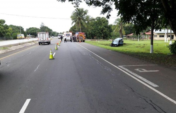 Mientras esperaba un transporte, una camioneta azul se salió de la vía y la atropelló.