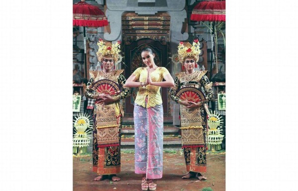 Con TIRTA SARI, un grupo de baile y músicos indonesios.