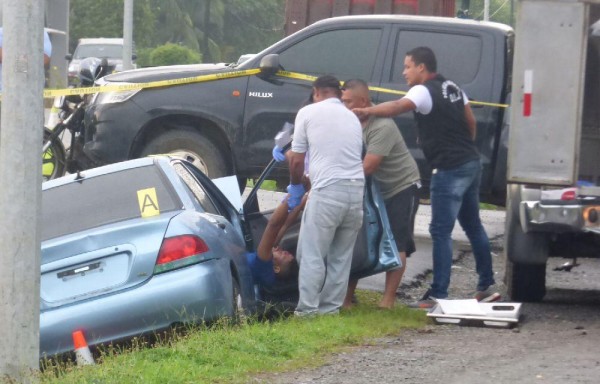 Del fuerte impacto con la alcantarilla fueron lanzados hacia la parte frontal del vehículo