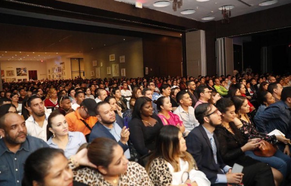 Invitó a las personas a ser auténticas.