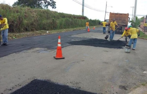 Calles con grietas fueron selladas con asfalto.