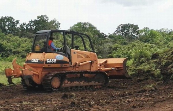 El equipo pesado moviendo la tierra donde va la obra.