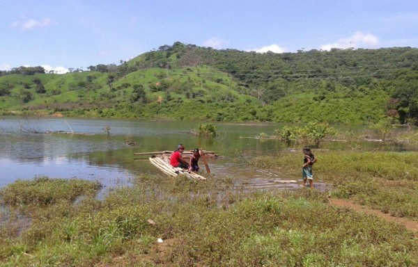 Resbaló del bote en el que se transportaba.