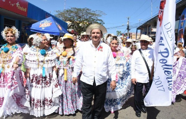 Dagoberto ‘Yin' Carrizo fue el abanderado del desfile.