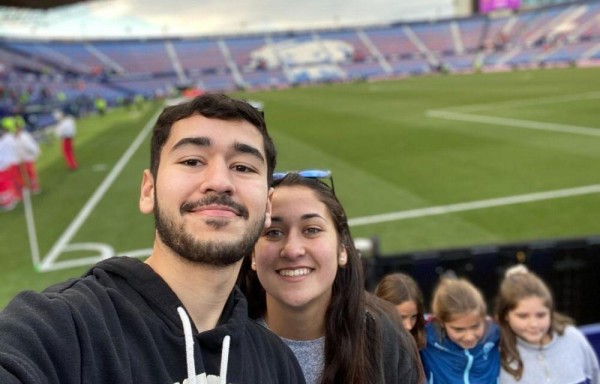 Rosario Vargas junto a su hermano, quien ha sido su apoyo.