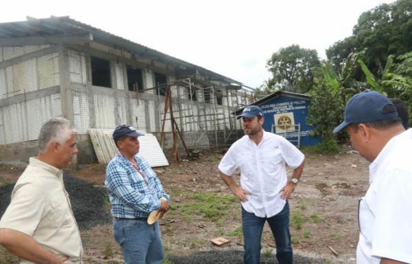 LOS SALONES SON PARA ALBERGAR ESTUDIANTES DEL PROYECTO SAN ANTONIO | Un 45% de avance registra la construcción de tres nuevas aulas de clases que construye el Ministerio de Vivienda en la escuela San Antonio, distrito de Santiago, en la provincia de Veraguas. En un recorrido por el lugar, el ministro Mario Etchelecu, señaló que también buscan opciones para edificar otros salones, además de adecuar las actuales estructuras.