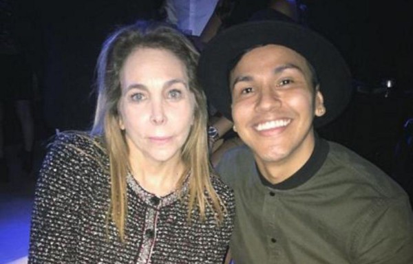 Junto a Flex, la mamá de la cantante, quien asistió en su representación