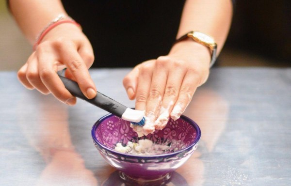 Ahora ya sabes cómo prevenir las uñas amarillas por esmalte y lo mejor es que también ya sabes cómo quitar las manchas de las uñas sin mayores problemas.