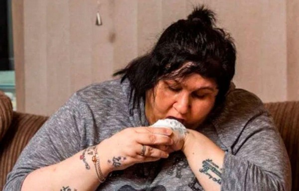 Es adicta al talco, se come 200 gramos al día