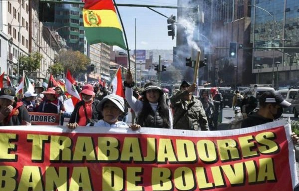 Maestros en Bolivia hablan de traición por monto de aumento