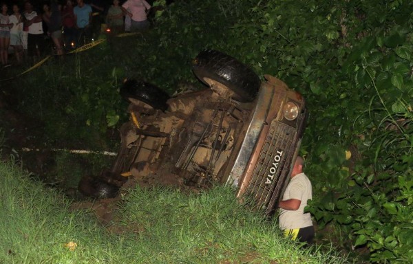 Camioneta se volcó en una cuneta