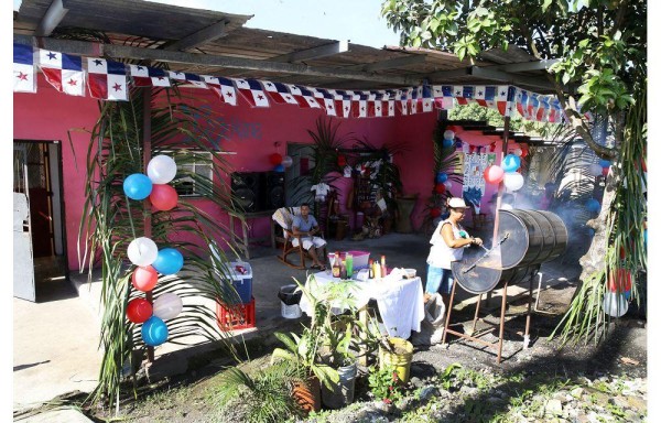 Aprovechan para vender comida en sus casas.