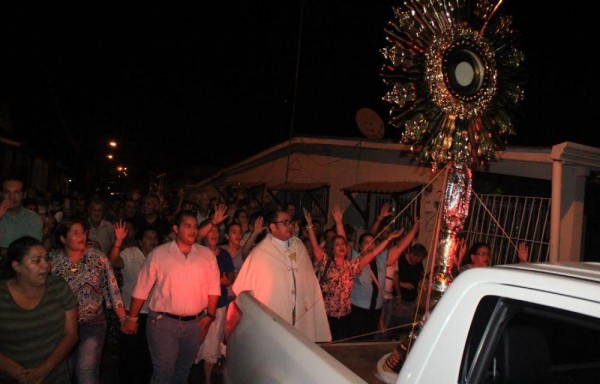 La pieza religiosa fue paseada por el pueblo antes de llegar a la iglesia San José, donde custodiará al Santísimo