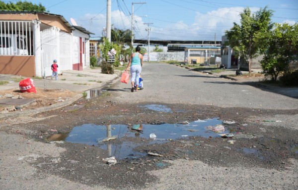 De coladera tienen la carretera de la barriada.