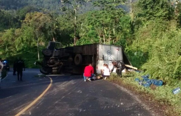 La colisión entre un camión y un vehículo ‘pick-up' ocurrió en la carretera Almirante-Chiriquí Grande.