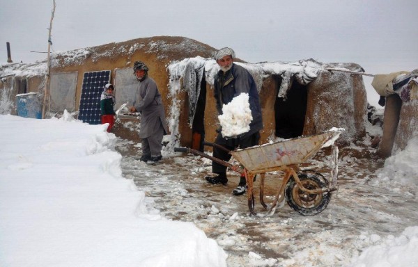 Limpian la nieve en Shiberghan, en la provincia de Jawzja.