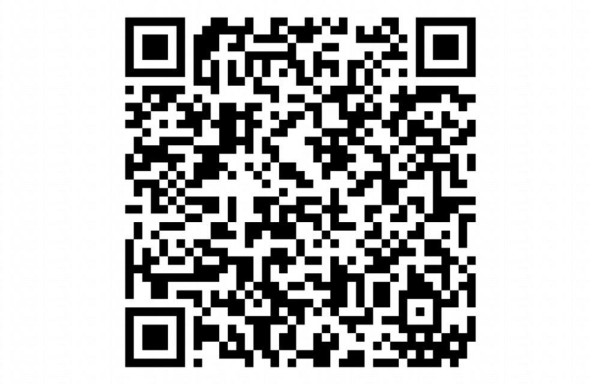 Se tira por el tobogán y se desliza por la superficie del agua