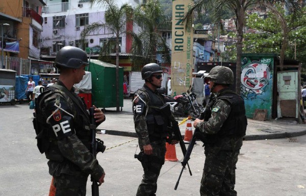 Mil militares intentan limpiar favela.