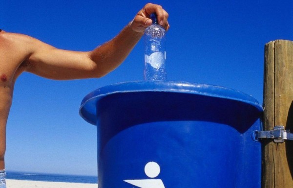 Las botellas de plástico tras desecharlas son usadas para reciclarlas.