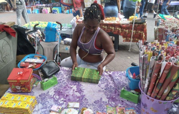 Se ganan la vida forrando regalos