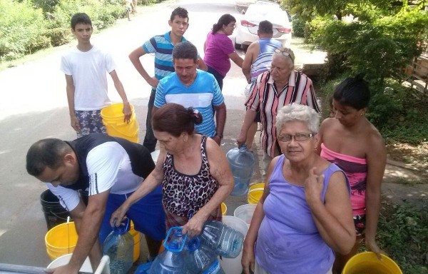 Moradores recibieron agua en carros cisternas.