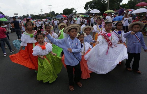 Niños y niñas se ataviaron con el montuno y la pollera.