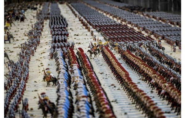 Recrea batalla con más de 26 mil muñecos