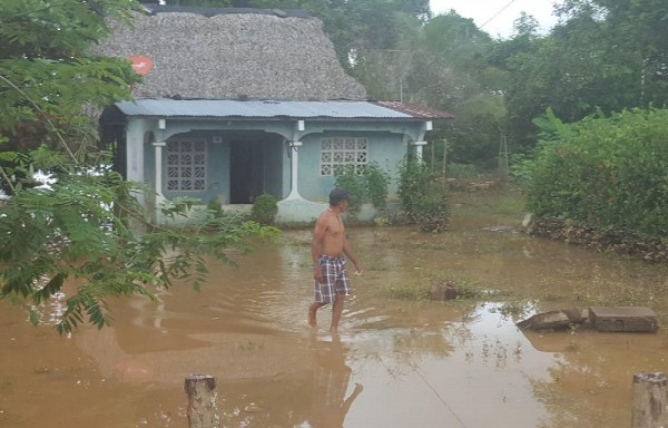 Algunos piden ayuda para construir un muro y evitar que el agua entre en sus viviendas.