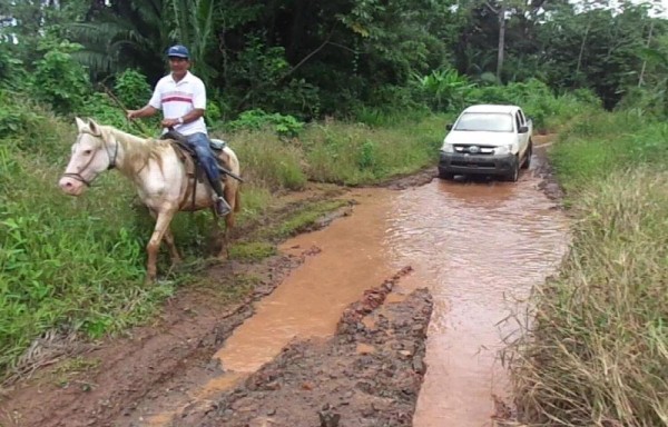 Algunos pobladores se sienten mucho más seguros viajando a caballo.