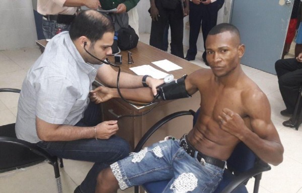 El boxeador panameño Edgar Valencia fue examinado por el doctor René Arévalo.