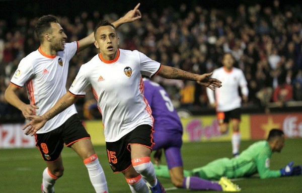 Ariel Orellana celebra su gol ante el Real en la Liga Española.