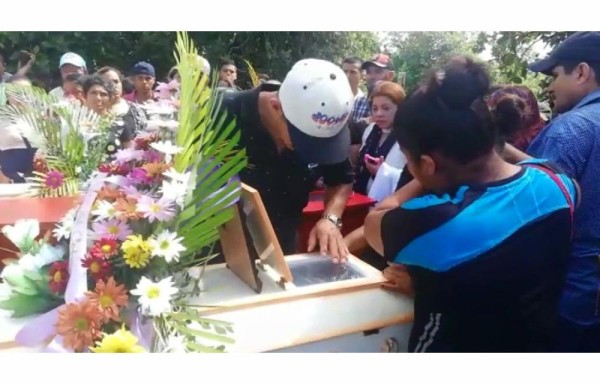 Se despiden de una madre y sus dos hijos