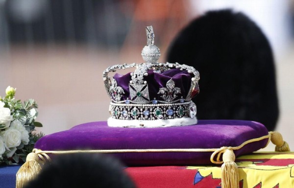 La Corona del Estado Imperial descansa sobre el ataúd de la reina.