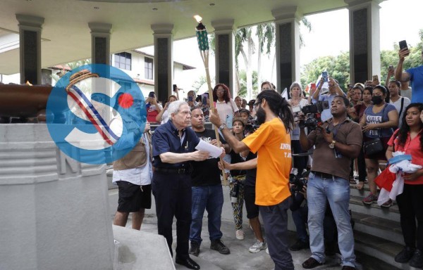 Rimsky Sucre (Instituto Nacional, 1964) le transfirió la Llama de los Mártires a Aubrey Baxter (fotógrafo que perdió un ojo en estas protestas).