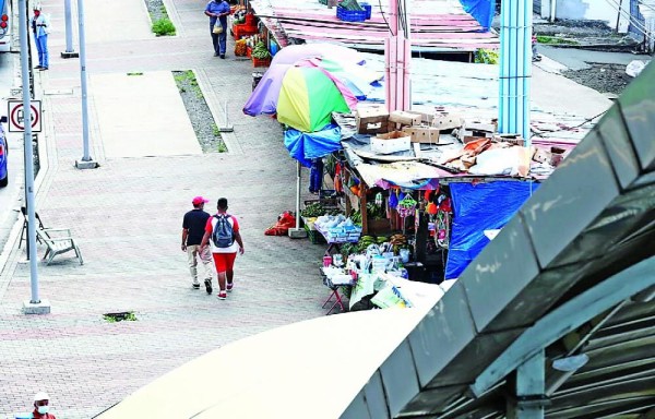 La economía informal se apodera de las esquinas de la ciudad, la Estación del Metro de la 9 de Enero no escapa a esa realidad.